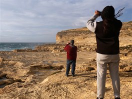 Lidé si fotí prázdné místo po Azurovém okn, které bylo ikonou Malty.