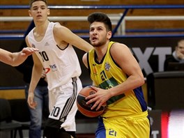 Amit Ebo (vpravo) z juniorky Maccabi Tel Aviv v utkání s Partizanem Blehrad