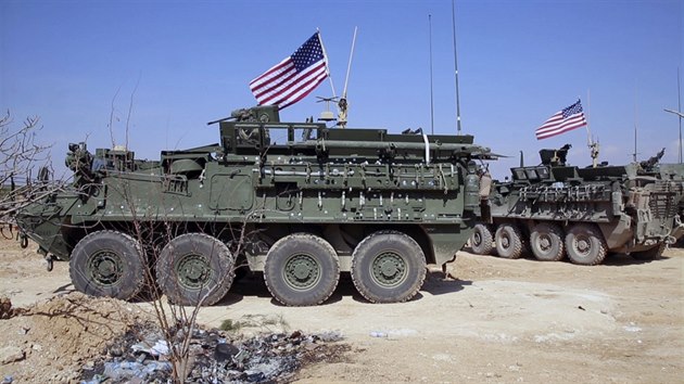 Americk vojensk vozidla u msta Manbid (7. bezna 2017)