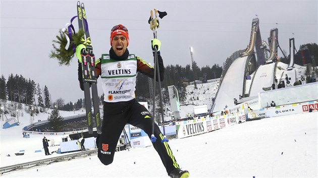 ASTN POSKOEN. Nmeck sdruen Johannes Rydzek po druhm individulnm triumfu v Lahti.