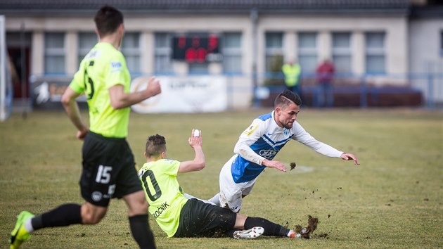 Momentka z pohrovho duelu Tborsko vs. Liberec (ve lutm).