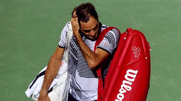 Roger Federer opout turnaj v Dubaji.