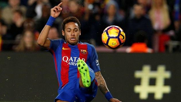 TO STIHNU. Barcelonsk tonk Neymar v akci v utkn s Gijonem.