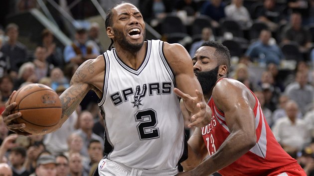 Kawhi Leonard (vlevo) ze San Antonia faulovn Jamesem Hardenem z Houstonu.