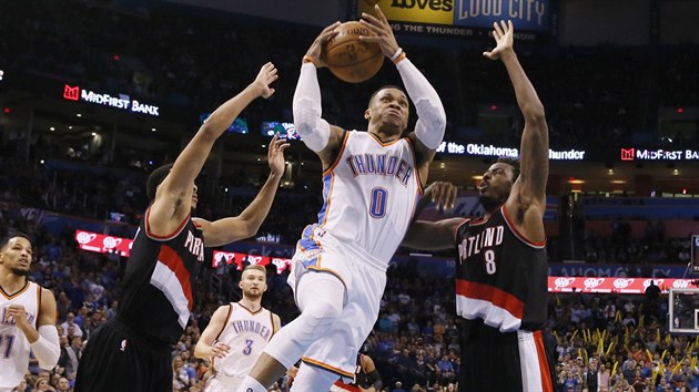 Russell Westbrook - hvzda tmu Oklahoma City -let na ko Portlandu. Vlevo je C.J McCollum, vpravo Al-Farouq Aminu.