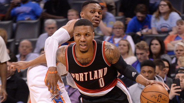 Damian Lillard z Portlandu se protlail pes Russella Westbrooka z Oklahoma City.