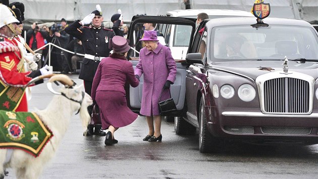 Britsk krlovna Albta II. a kozel William Windsor, maskot Krlovskho velskho pluku (3.3.2017).