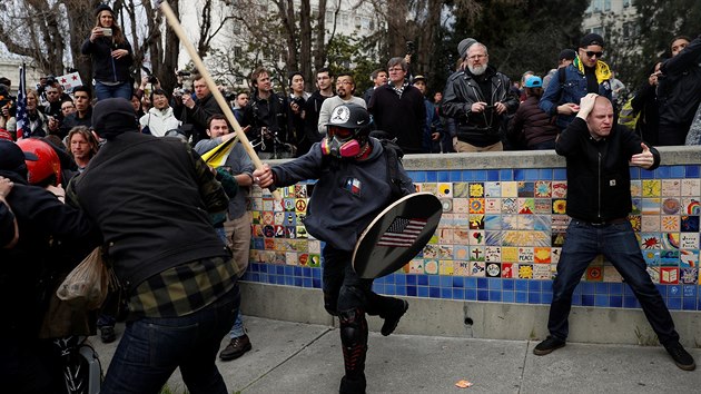 Stet pznivc a odprc prezidenta Trumpa v kalifornskm Berkeley.