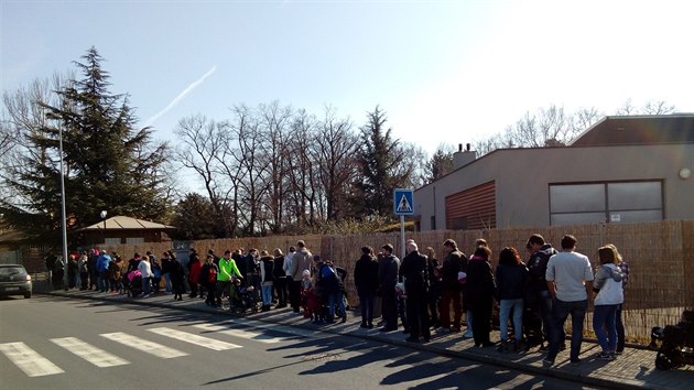 U pokladen prask zoo s tvo dlouh fronty, zahradu navtvilo do 14. hodiny skoro devt tisc lid. (4. 3. 2017)