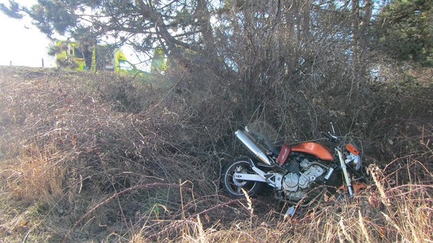 V buchlovskch horch se v sobotu srazila motorka s osobnm autem. idie motorky pevezla zchranka vrtulnkem do zlnsk nemocnice, v nedli ale svm zrannm podlehl.