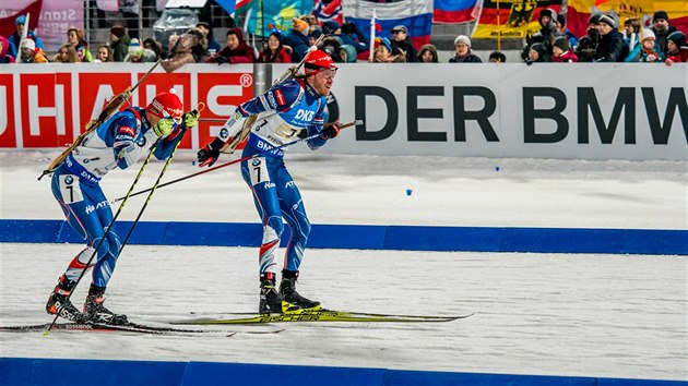 Tom Krupk (vpravo) pedv tafetu Jaroslavu Soukupovi pi zvod SP v Pchjongchangu.