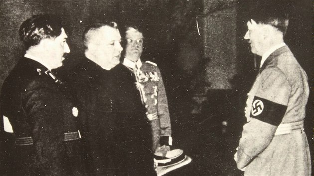 Slovensk ministr zahrani Ferdinand uransk (zleva) a premir Jozef Tiso na oslav padestch narozenin Adolfa Hitlera. (duben 1939)