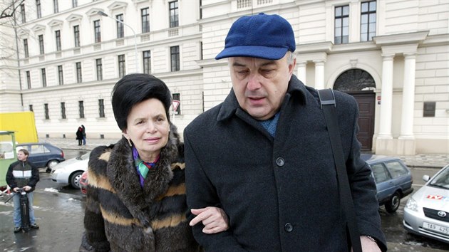 Bval ministr financ Ivo Svoboda a Barbora Snopkov odchz od soudu po vynesen rozsudku v kauze Liberta. (bezen 2004)