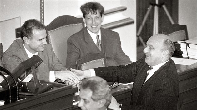 Ministi Ivan Langr, Stanislav Gross a Ivo Svoboda spolu s premirem Miloem Zemanem v Poslaneck snmovn. (30. jna 1998)