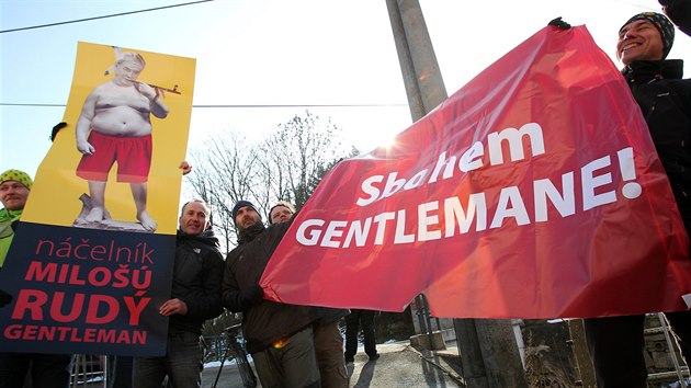 V Sokolov pivtalo prezidenta Zemana zhruba dvacet aktivist se svou akc Cirkus Zeman (2. bezna 2017).