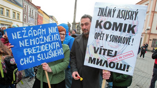 V Sokolov pivtalo prezidenta Zemana zhruba dvacet aktivist se svou akc Cirkus Zeman (2. bezna 2017).