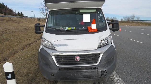 U obce Strn na Prachaticku pravdpodobn nedal pednost idii Fiatu Ducato projdjcmu mui na motocyklu Honda.