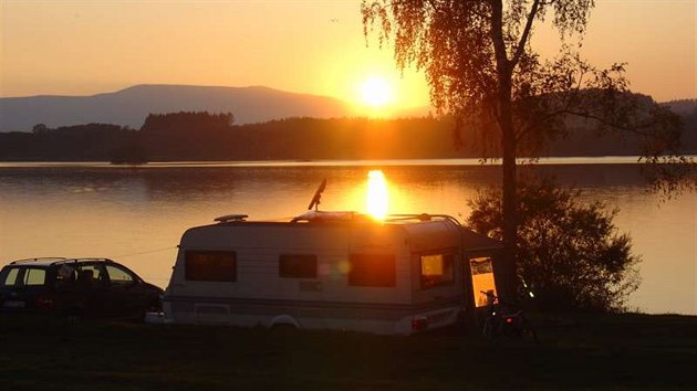 Camping Olina v blzkosti obce ern v Poumav. Romantika na behu Lipna.