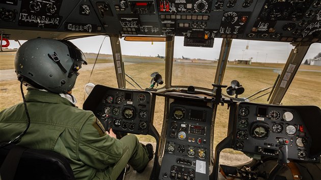 Vojensk pilot Marek Bohunk v kokpitu vrtulnku Mi-8. Stroji tohoto typu vysadily motory, kdy Bohukova posdka letla z Moravy do Prahy. Piloti a palubn mechanik je dokzali znovu spustit a zabrnit zcen vrtulnku.