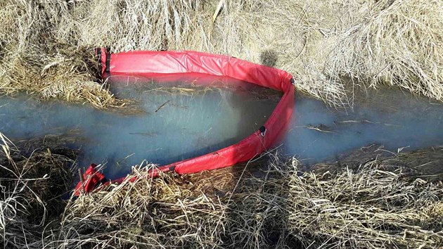 Z cisterny pevrcen na D1 u Vykova uniklo mlko a nafta do nedalekho chovnho rybnka Kaenec.