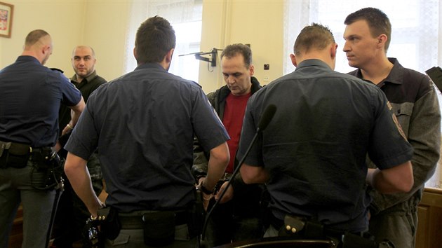 Simon Baier (vlevo), Josef Minr (uprosted) a Michal Cvan (vpravo) se ped tdrm veerem 2015 vloupali do rodinnho domu v Ivanicch, kde zabili seniora. U Krajskho soudu v Brn dostali tresty na 18 a 23 let.