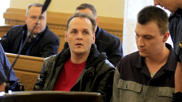 Simon Baier, Josef Minr (vlevo) a Michal Cvan (vpravo) se ped tdrm veerem 2015 vloupali do rodinnho domu v Ivanicch, kde zabili seniora. U Krajskho soudu v Brn dostali tresty na 18 a 23 let.