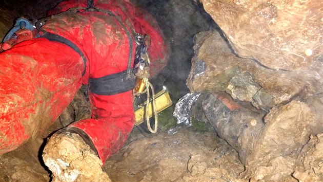 Zchrana speleologa zavalenho v Nov Drtenick jeskyni uvnit Moravskho krasu trvala v nedli pes est hodin. Hasii i speleologit zchrani pi n vyvinuli extrmn sil.