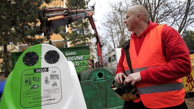 Mstsk spolenost SAKO rozmisuje po Brn nov duokontejnery na sklo.