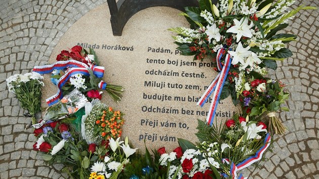 Slavnostn odhalen pomnku Milady Horkov ve Snmovn ulici (16. listopadu 2015).