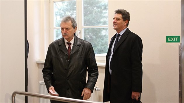 Bval nmstek vysoinskho hejtmana Libor Joukl (vpravo) a f krajskch silni Jan Mka pichz k jednn u jihlavskho okresnho soudu.