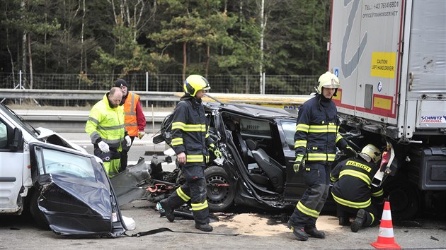 Nehoda t voz zastavila ve stedu ped polednem provoz na brnnsk dlnici D1 u Vtrnho Jenkova. Zchrani odvezli dva zrann.