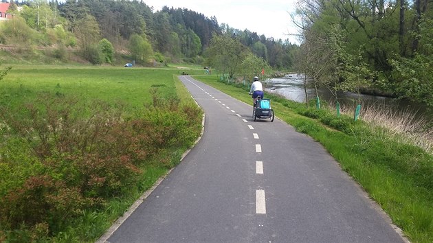 Vyhledvan asfaltov cyklostezka vede zatm ze Svtl nad Szavou do Smrn. O jejm dalm protaen pes chrnnou oblast Stvoidla rozhodne mimo jin i posudek ochrnc prody.