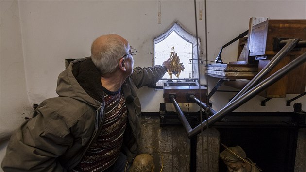 Orlojnk Petr Skla u pozlacenho kohouta ve vklenku nad oknky s apotoly.