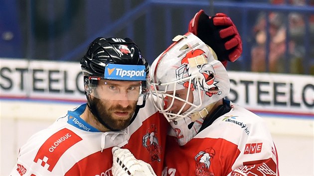 Martin Vyrbalk a brank Branislav Konrd se t z olomouckho vtzstv.