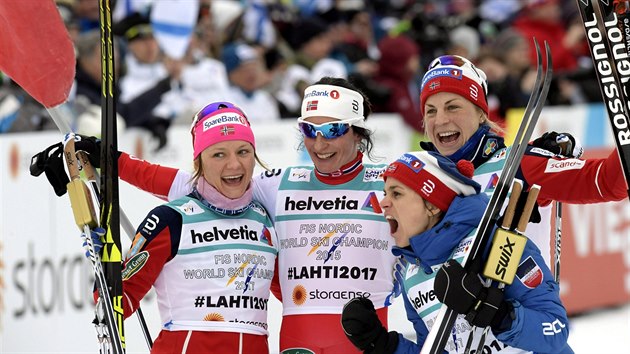 Norsk kvarteto Maiken Caspersen Fallaov, Heidi Wengov, Astrid Jacobsenov a Marit Bjrgenov slav vtzstv v zvodu tafet bky na lych na mistrovstv svta v Lahti.