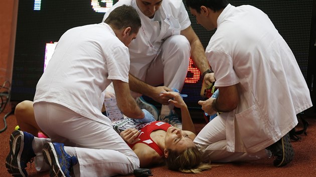Denisa Rosolov v pi zdravotnk po oklivm pdu v rozbhu na 400 metr na halovm mistrovstv Evropy v Blehrad.