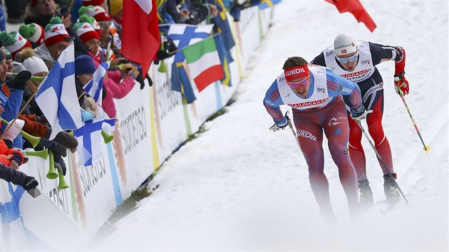 Rus Andrej Larkov a Nor Didrik Tnseth ve tafet bc na lych na mistrovstv svta v Lahti.