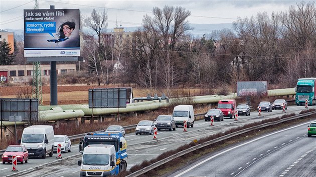 Silnii v Bezhradu u Hradce Krlov opravuj povrchy vozovky a tak nadjezdy k obma nkupnm znm (6.3.2017).