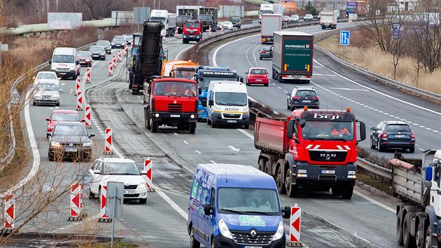 Silnii v Bezhradu u Hradce Krlov opravuj povrchy vozovky a tak nadjezdy k obma nkupnm znm (6.3.2017).