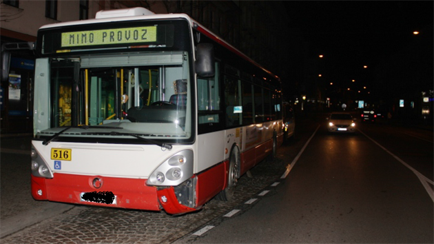 Opil idi dojel s pokozenm autobusem a do centra Plzn. Na zastvku Mrakodrap si pro nj pijeli policist. (4. bezna 2017)