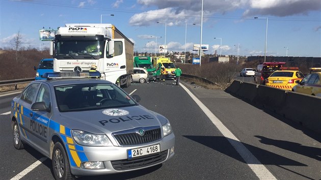 Ve tvrtek ped polednem zkomplikovala dopravu hromadn nehoda kamionu a dodvky s osobnm autem.  (2.3.2017)