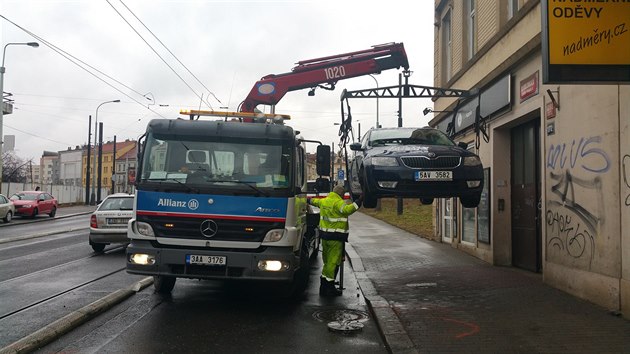 idi taha strhl pes tramvajov psy do protismru, kde se stel s jinm autem. Jeho idiku s porannm zad pevezli zchrani do nemocnice (7.3.2017)