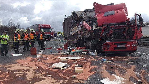 Nehoda t kamion a nkladnho auta uzavela u Vechrom dlnici D1 smrem na Prahu (9.3.2017)