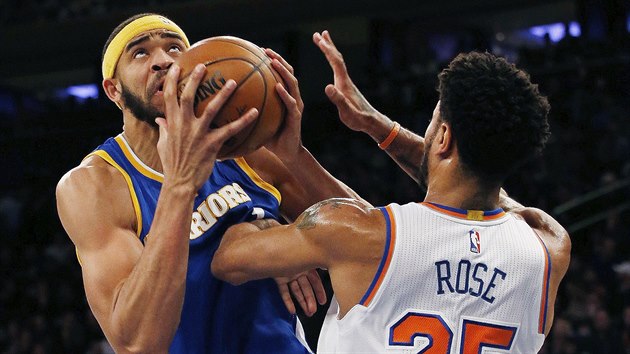 JaVale McGee (vlevo) z Golden State bojuje o m s Derrickem Rosem z New Yorku.