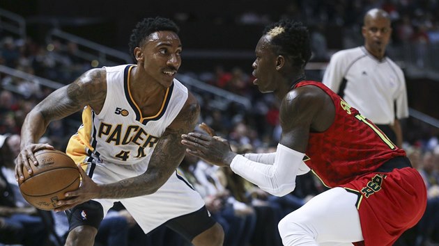 Jeff Teague (vlevo) z Indiany svd souboj s Dennisem Schrderem z Atlanty.