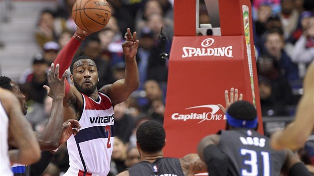 John Wall z Washingtonu pihrv kolem D. J. Augustina a Terrence Rosse z Orlanda.