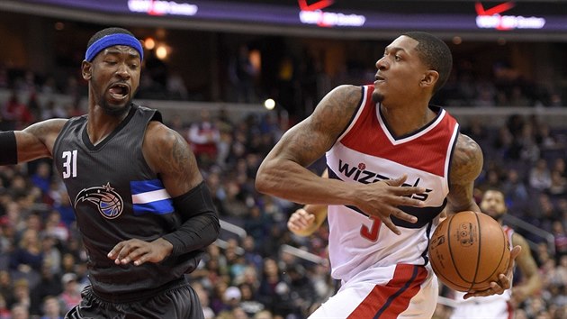 Bradley Beal (vpravo) z Washingtonu to na ko Orlanda kolem Terrence Rosse.