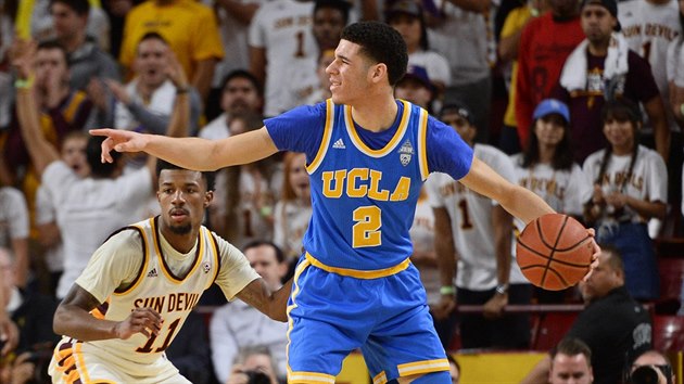 Lonzo Ball d hru UCLA proti Shannonu Evansovi II. z Arizona State.