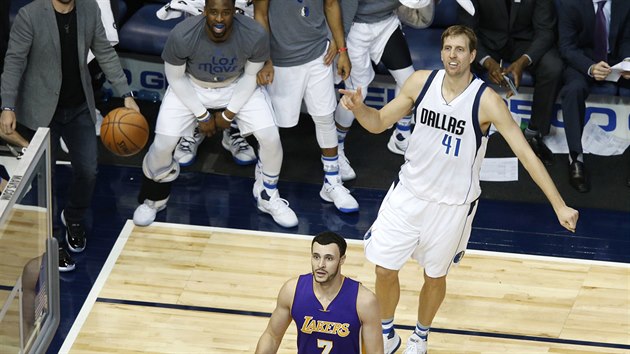 Dirk Nowitzki (v blm) z Dallasu sleduje, jak dopadne jeho stela proti LA Lakers. Byla spn.