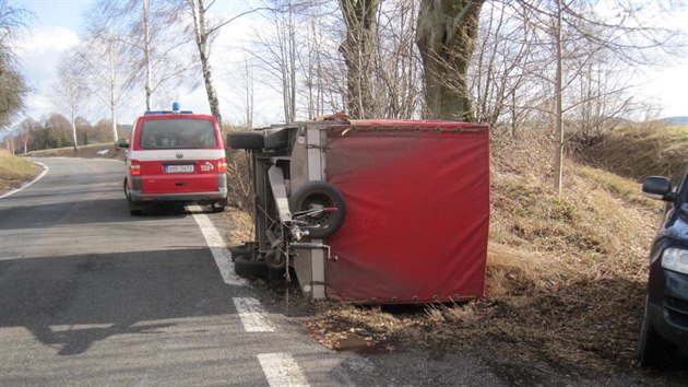 Siln vtr pevrtil osobn auto s pvsem u obce Rade na Trutnovsku (2.3.2017).